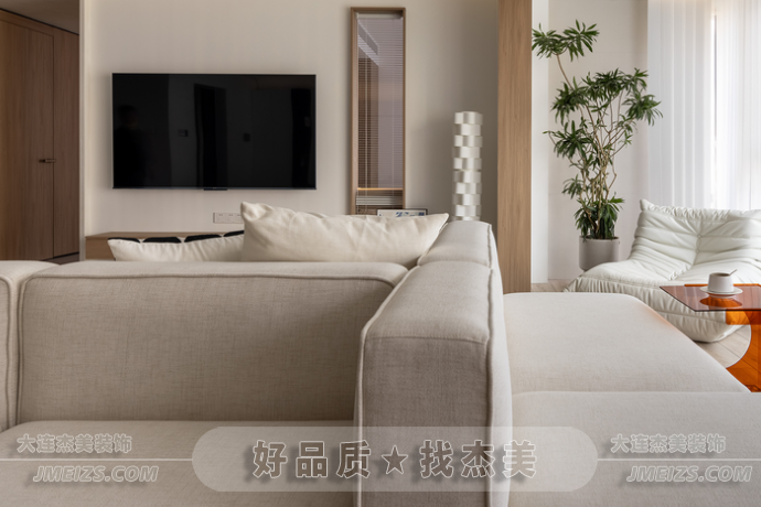 大連裝修潮流趨勢之現代簡約案例賞析典雅素凈溫潤空間4.png